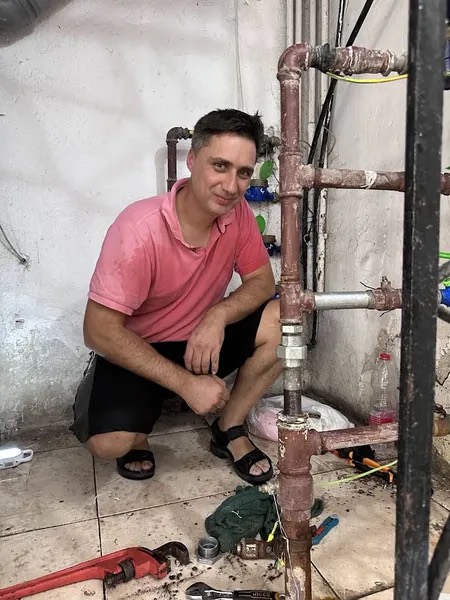 לוגו של אלכס אינסטלציה — אינסטלטור דובר רוסית